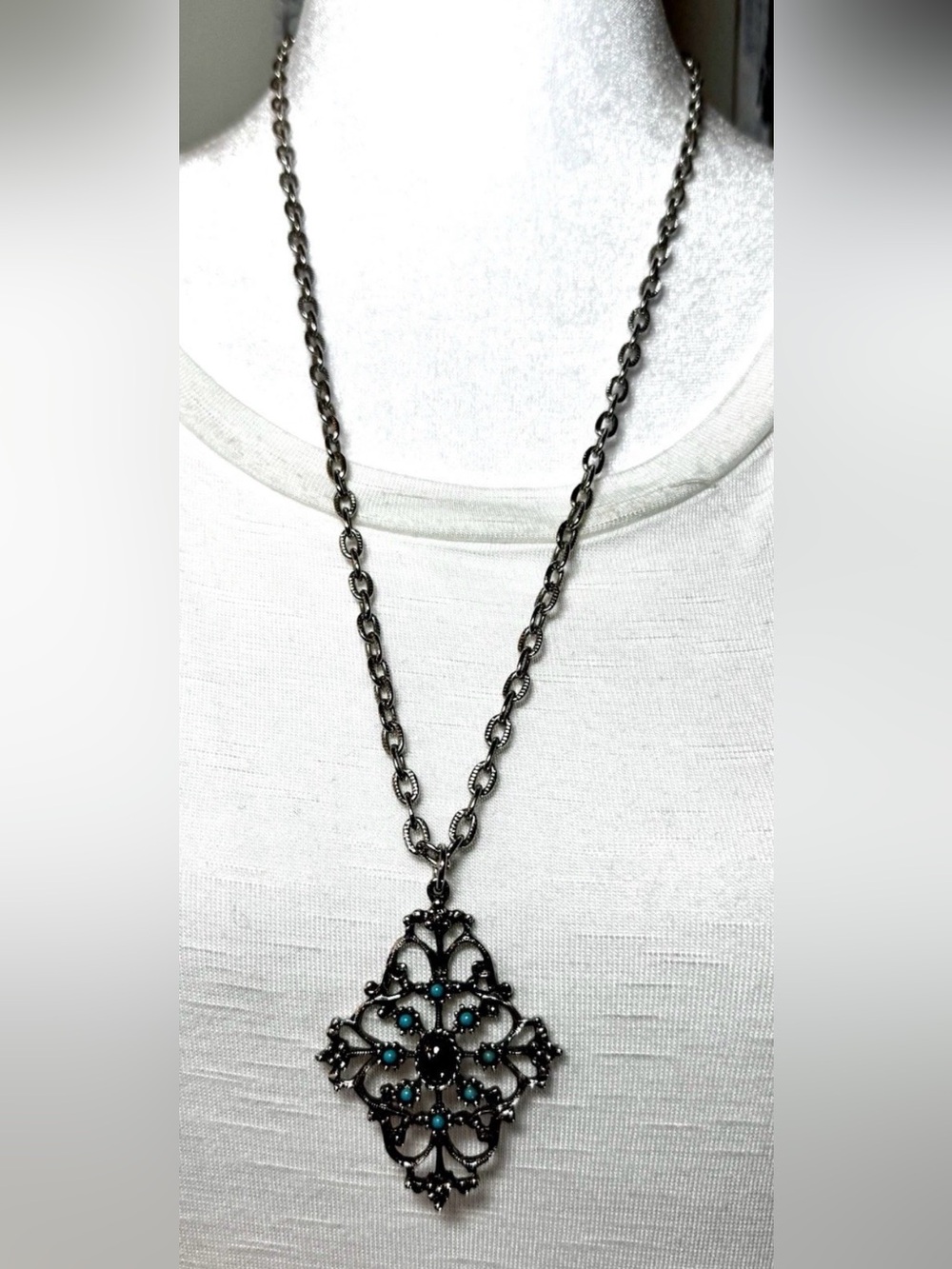 Vintage Avon Mirabella Pendant necklace with Silver Tone Filigree Design #1562